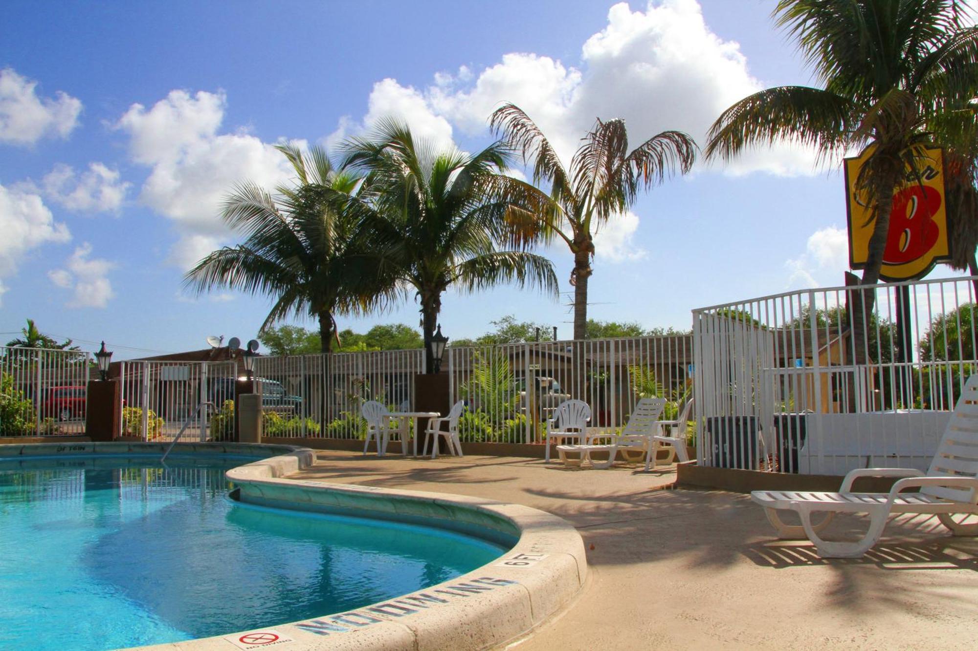 Super 8 By Wyndham Lantana West Palm Beach Экстерьер фото